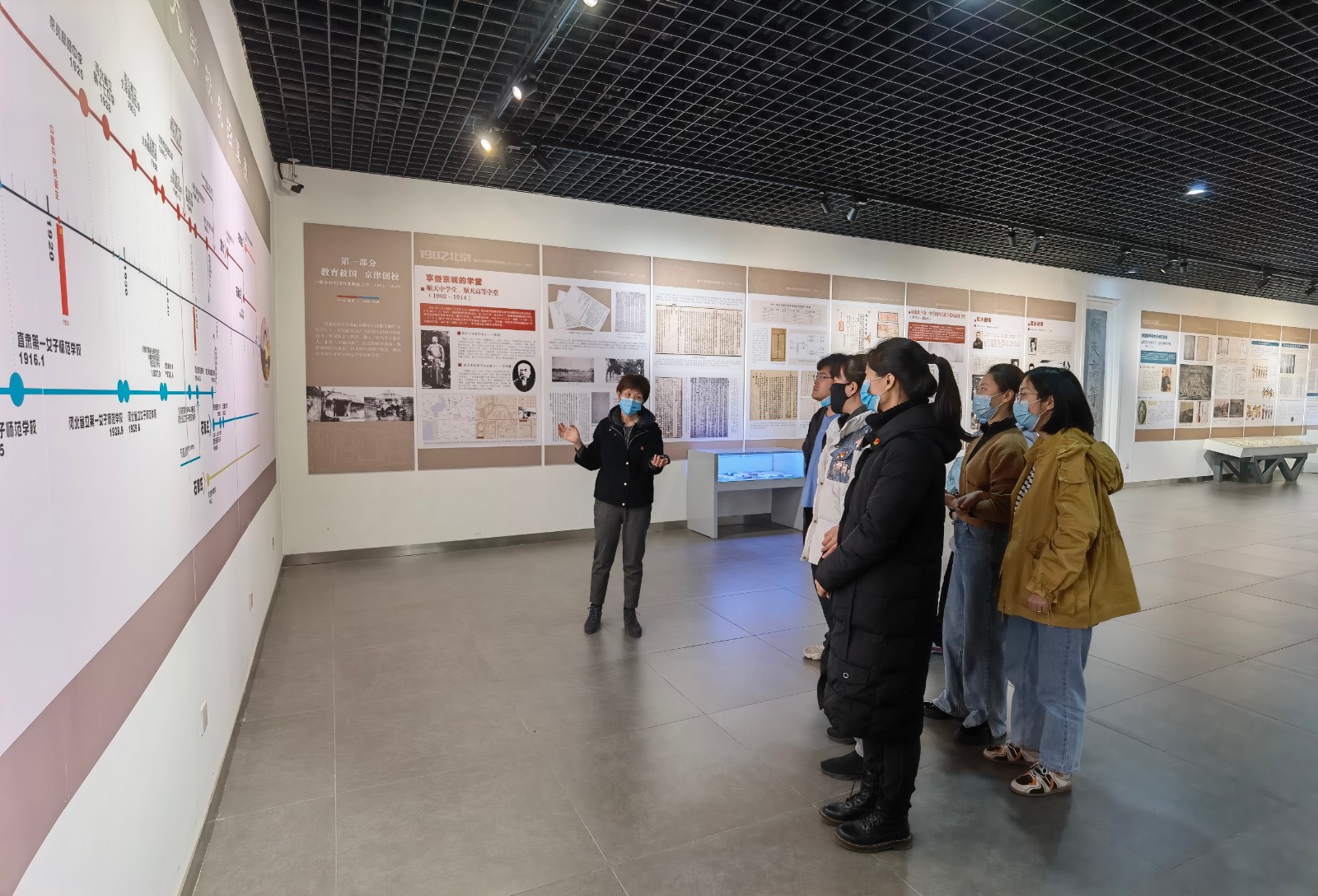 3月24日,日本色情
党委书记带领2020年、2021年新入职教师参观校史馆.jpg