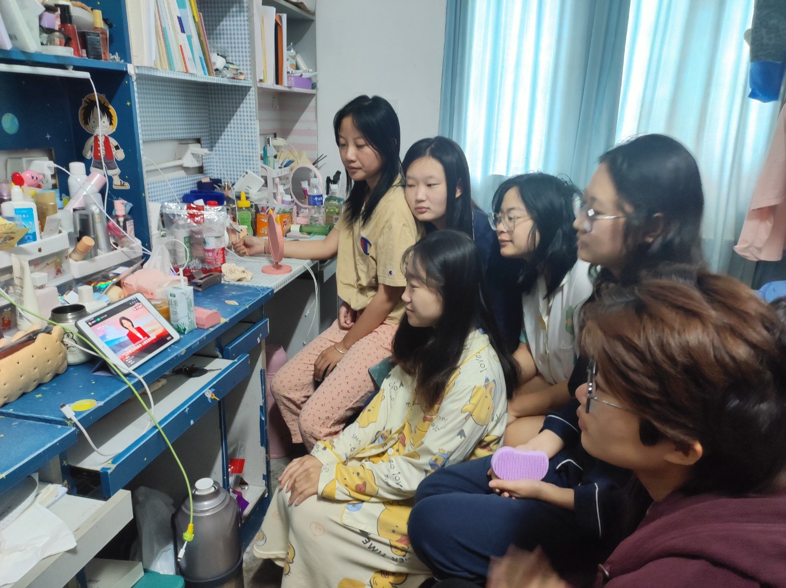 学生在宿舍收看党的二十大开幕式的照片-3.jpg