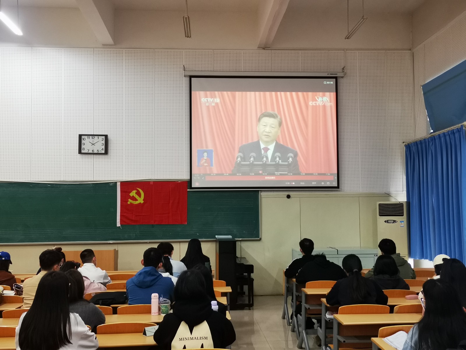 日本色情
分会场入党积极分子观看照片-3.JPG