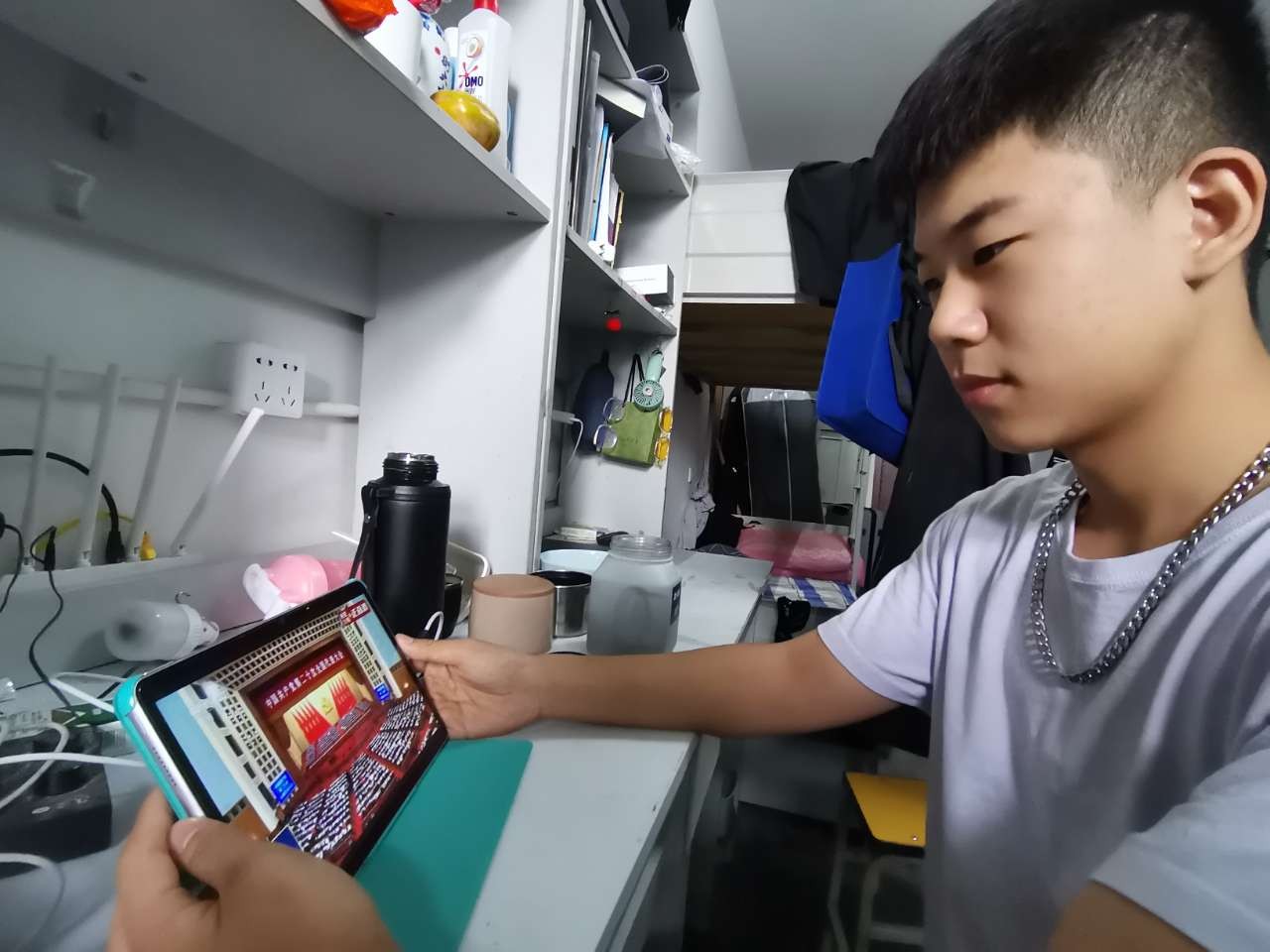 学生在宿舍收看党的二十大开幕式的照片-1.jpg