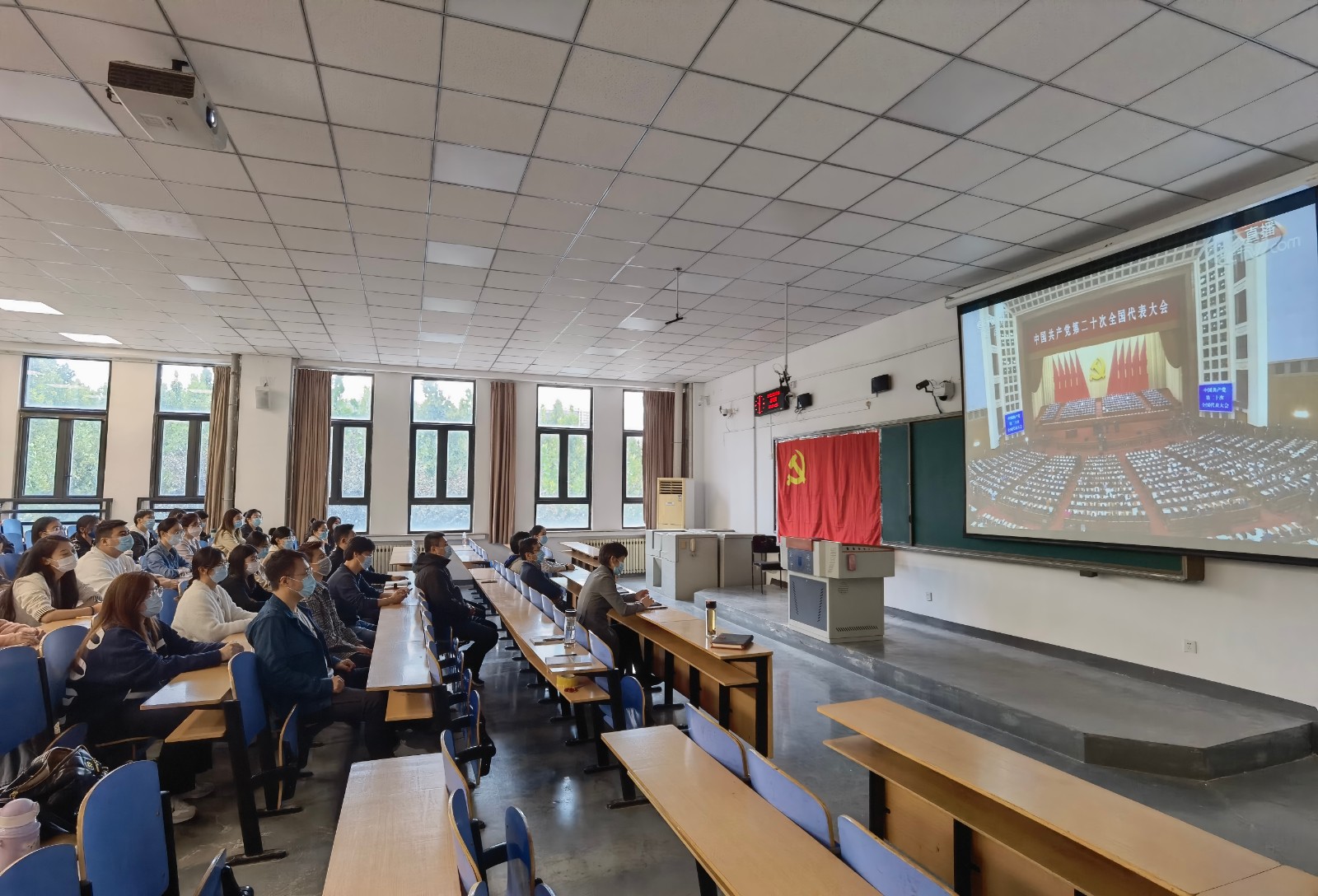 公教楼主会场党员集中观看照片-4.jpg