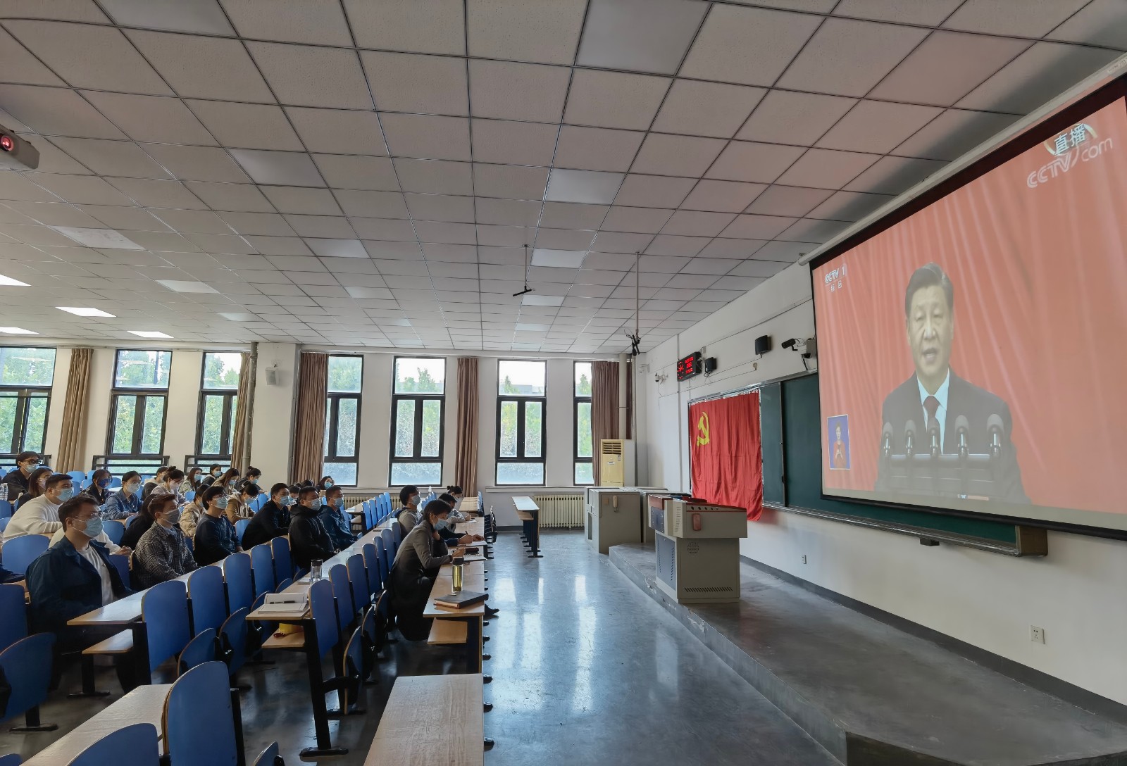 公教楼主会场党员集中观看照片-2.jpg