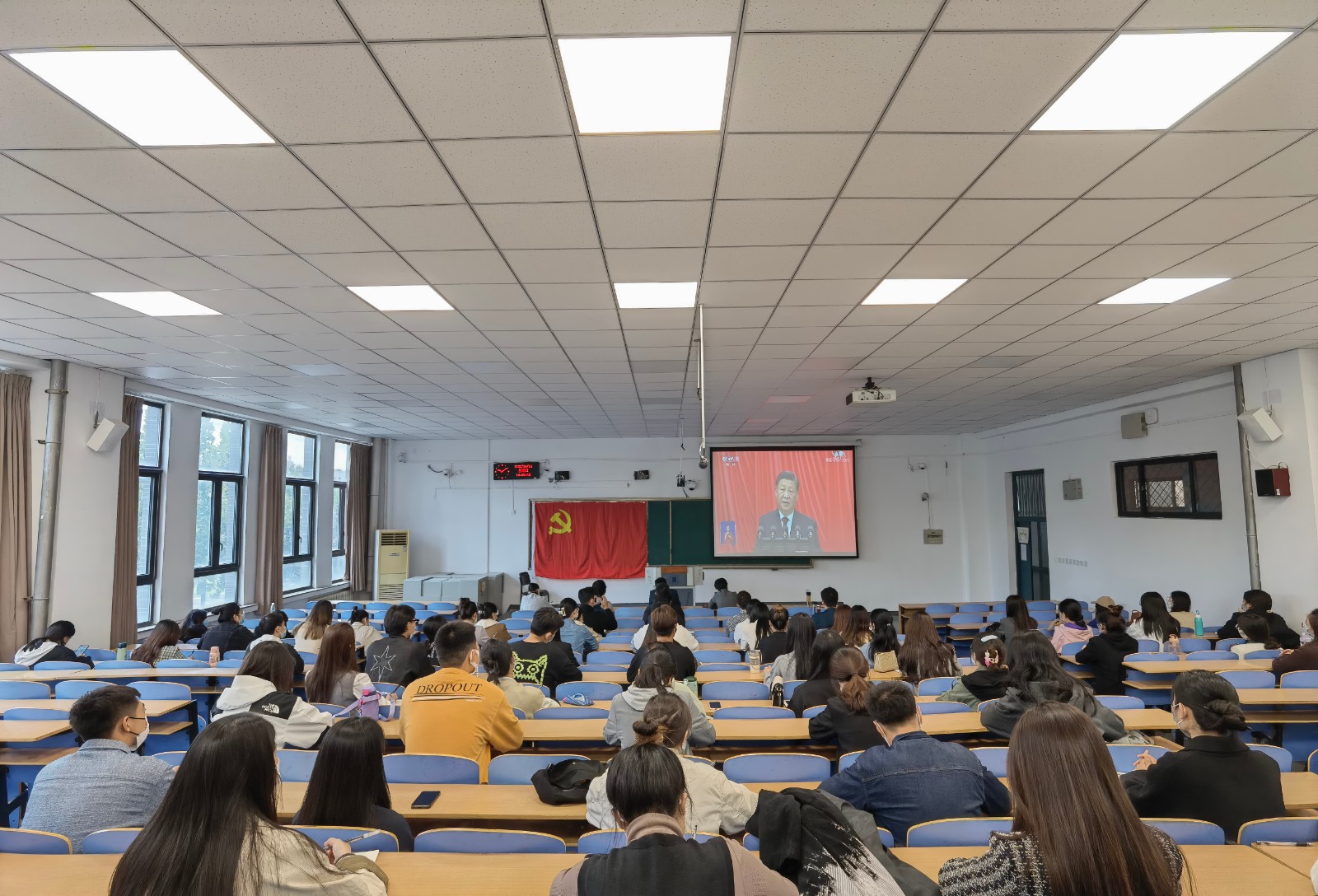 公教楼主会场党员集中观看照片-1.jpg