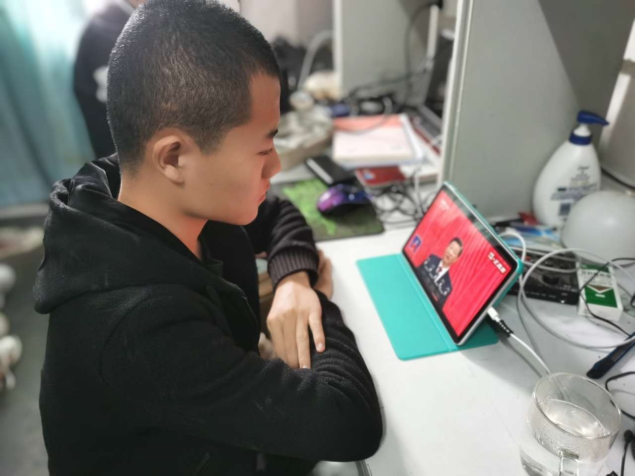 学生在宿舍收看党的二十大开幕式的照片-2.jpg