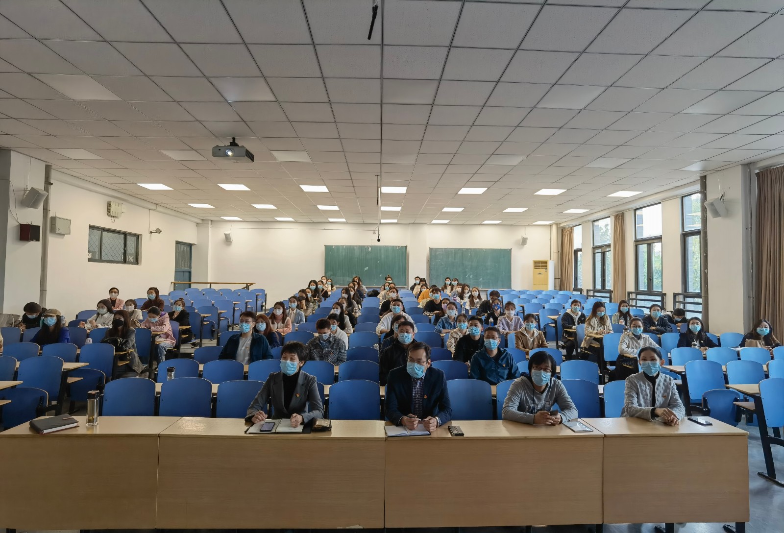 公教楼主会场党员集中观看照片-3.jpg