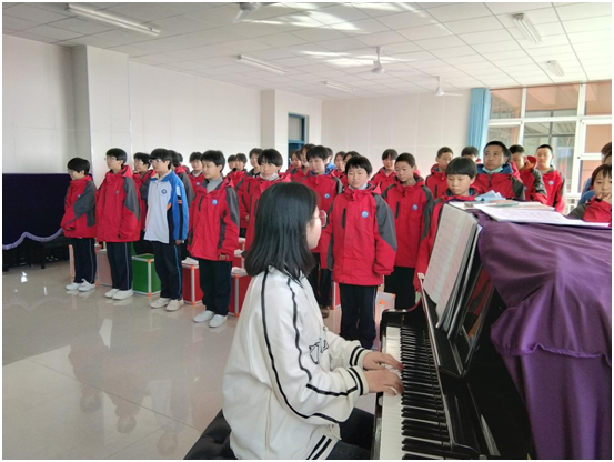 5指导学生排练合唱.png